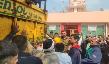 आवारा पशु पकडने गई नगर परिषद टीम कर्मचारियों के साथ हुई हाथापाई