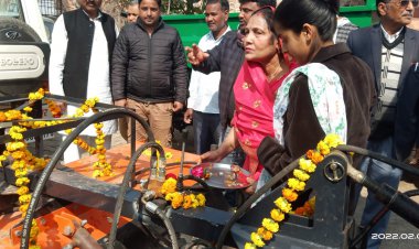 हाईटेक हुई नगर पालिका, पालिका अध्यक्ष ने विधि विधान से पूजा कर किया ब्रूमर मशीन का शुभारंभ