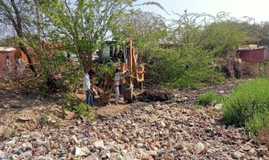 आसींद नगरपालिका कर्मियों ने कीचड़ में फंसी गाय को निकाला बाहर