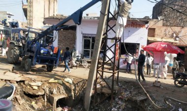 प्रशासन के निर्देश पर गंदे नाले से गिरासू विधुत पोल हटा