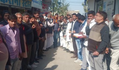 किशनगढ़ बास विधायक दीपचंद खैरिया को किसान आयोग का उपाध्यक्ष बनाए जाने पर कार्यकर्ताओं ने मिठाई बांटकर जताई खुशी