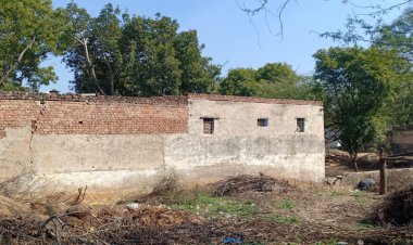 स्कूल के खेल मैदान के मुख्य रास्ते पर वर्षों से अतिक्रमण, प्रशासनिक अधिकारियों ए़ंव शिक्षा विभाग को अनेकों बार शिकायतों के बाद भी नहीं हुई कार्यवाही