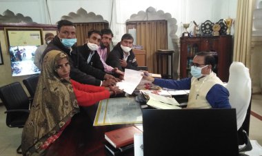 चौकीदार व रसाेईया संघ ने जिला कलेक्टर काे नियमित करने की मांग को लेकर साैपा ज्ञापन