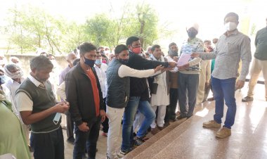 पुलिस थाने की नाकामयाब कार्यवाही से परेशान होकर आमजन व जनप्रतिनिधियो ने मुख्यमंत्री के नाम एसडीएम को सौपा ज्ञापन