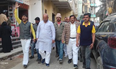 ईश्वरचंद जायसवाल का हाथ अजय कुमार सिंह उर्फ टप्पू भैया के साथ