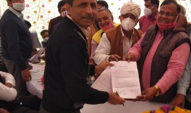 इंडियन फेडरेशन ऑफ वर्किंग जर्नलिस्ट के लैटरपेड़ पर पत्रकारों की मांगों को लेकर pwd मंत्री भजनलाल जाटव को सौपा ज्ञापन