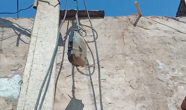 बिजली विभाग की लापरवाही: विद्युत पोल पर लटके हुए मीटर का आखिर कैसे आया 4060 रुपये का बिल