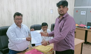 पालिका बोर्ड की आपात बैठक बुलाने की मांग को लेकर पार्षदो ने सौंपा ज्ञापन