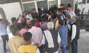 स्कूल प्रबंधन के खिलाफ उपखंड अधिकारी को सौंपा ज्ञापन कार्यवाही नहीं होने पर धरना देने की दी चेतावनी