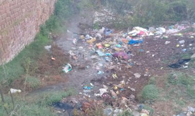 ठेकेदार की मनमानी: लीकेज राइजिंग लाइन से व्यर्थ बह रहा पेयजल