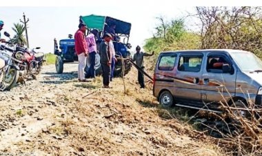 सार्वजनिक निर्माण विभाग की मिलीभगत: बेपरवाह ठेकेदार की लापरवाही से खाई में गिरी कार