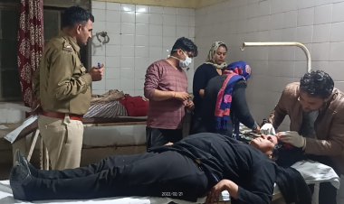 श्रद्धालुओं से बस ट्रक से टकराई, एक दर्जन से अधिक यात्री घायल