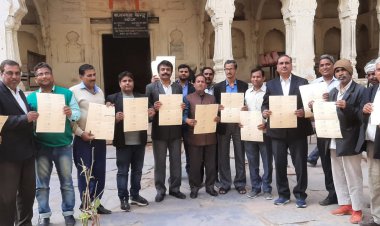 डीग को जिला बनाने की मांग को लेकर अधिवक्ताओं ने शुरू किया पोस्टकार्ड अभियान, पहले दिन भेजे एक हजार पोस्टकार्ड