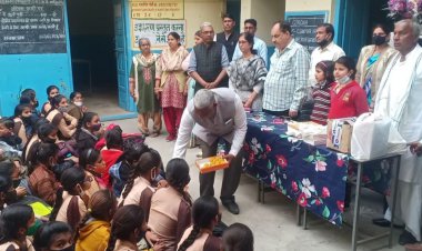 बर्डोद में महिला महाविद्यालय खोलने की घोषणा होने पर जनप्रतिनिधियों ने छात्राओं को मिठाई बांटकर जताई खुशी