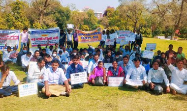 संविदा नर्सेज कर्मियों के प्रदेश संगठन के आवाहन पर स्वास्थ्य भवन जयपुर का घेराव