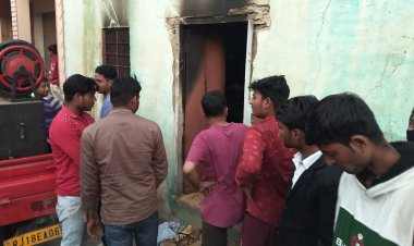 चाय बनाते समय गैस सिलेंडर फटने से लगी भीषण आग, लाखों रुपए का सामान जलकर हुआ राख