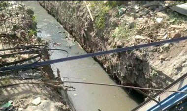 प्रशासन की लापरवाही बनी मुसीबत: एक माह से बंद नाला निर्माण, लोगो ने लकड़ी के पटिये और चदर डालकर बनाया वैकल्पिक रास्ता