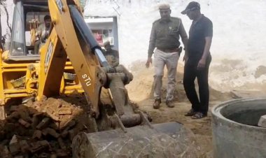 ग्राम रेटी में पुलिस बल की मौजूदगी में रास्ते से हटाया अतिक्रमण