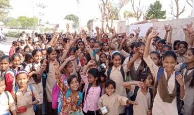 जिम्मेदारो की अनदेखी: स्कूल के ऊपर से गुजर रही हाईटेंशन लाइन, 3 स्कूलों में एक साथ तालाबंदी कर प्रदर्शन में उतरे 750 विद्यार्थी, बोले-  हादसे का डर