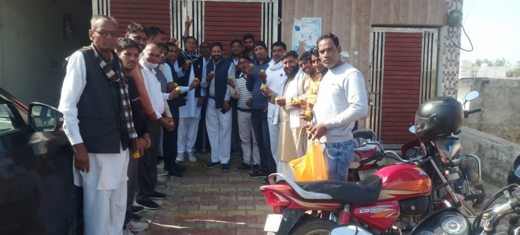 किशनगढ़ बास विधायक दीपचंद खैरिया को किसान आयोग का उपाध्यक्ष बनाए जाने पर कार्यकर्ताओं ने मिठाई बांटकर जताई खुशी