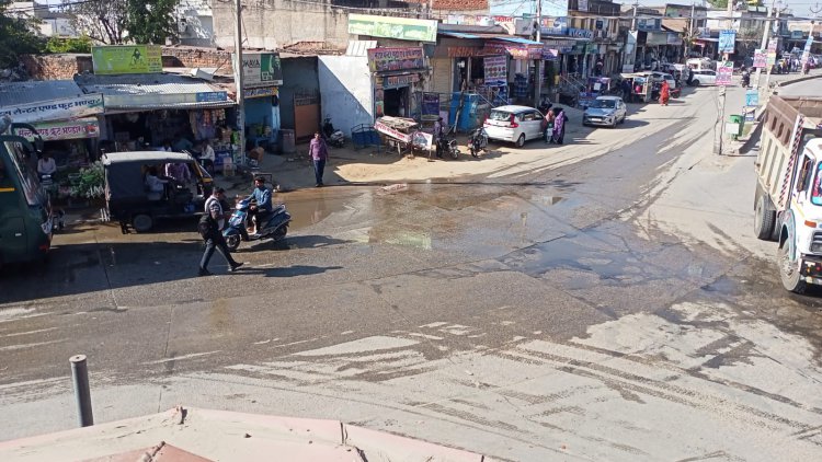 गुढागौडजी में पानी की पाइप लाइन लीकेज होने के कारण जगह-जगह भरा पानी, वाहन चालकों सहित राहगीर परेशान