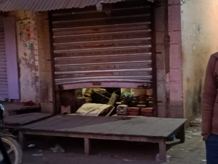 गस्त के दौरान सोती रह गई पुलिस: चोरों ने चटका दिए तीन दुकानों के ताले