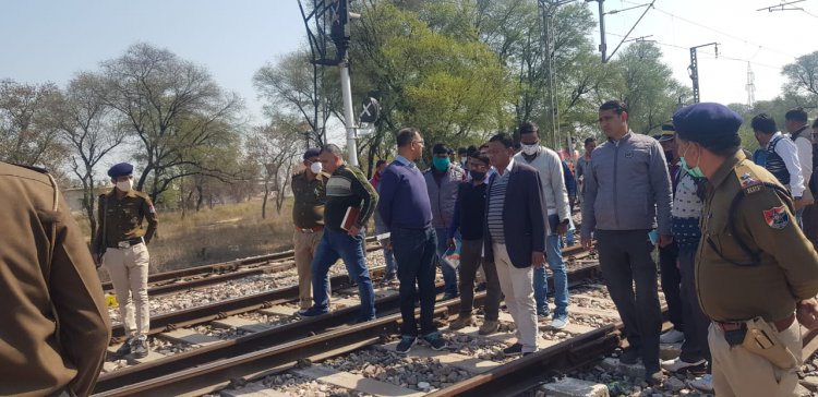 उत्तर मध्य रेलवे के DRM ने रामगढ़ स्टेशन पर किया निरीक्षण, रेलवे ट्रैक की गहनता से की जांच