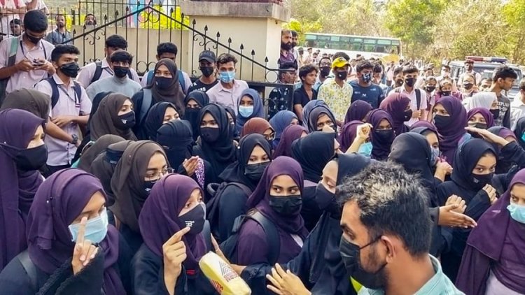 कर्नाटक में हिजाब विवाद की एक और पेशी, हिजाब एक आवश्यक धार्मिक प्रथा नहीं, जानिए हाईकोर्ट में राज्‍य सरकार ने क्‍या दी दलीलें