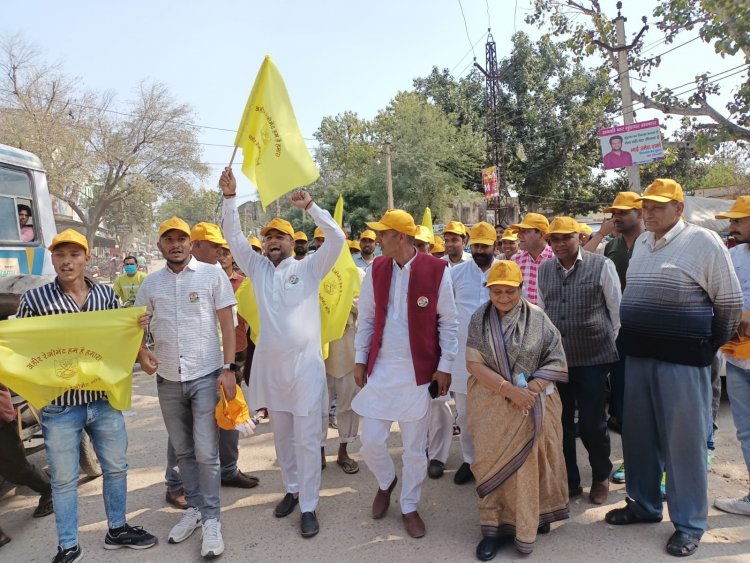 मुंडावर में अहीर रेजिमेंट की मांग को लेकर ग्रामीणों ने रैली निकालकर खेड़कीदौला टोल प्लाजा के लिए हुए रवाना
