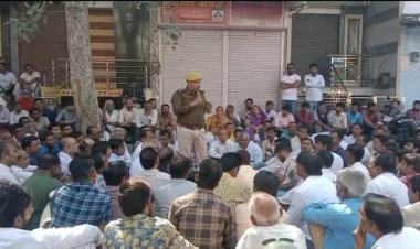 बैक में हुई चोरी का 24 दिन बाद भी खुलासा नहीं होने पर तखतगढ़ का सम्पूर्ण बाजार रहा बंद, थानाधिकारी के आश्वासन के बाद आमसभा हुई समाप्त