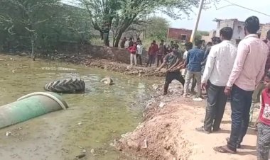 डीग: पोखर में पलटा पानी से भरा टैंकर और ट्रैक्टर, चालक ने बमुश्किल पोखर से निकल कर बचाई जान