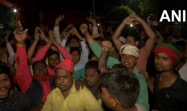 वाराणसी के बाद EVM को लेकर मिर्जापुर में बवाल, सपा कार्यकर्ताओं ने कहा- स्ट्रांग रूम से आ रही बीप की आवाज