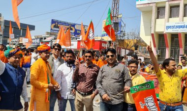 4 राज्यो के चुनाव में मिली ऐतिहासिक जीत पर भाजपा ने आतिशबाजी कर मुंह कराया मीठा, झंडे लहरा कर लगार मोदी योगी के जबरदस्त नारे