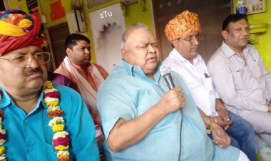 विधायक बाबूलाल बैरवा का 101 मीटर का साफा बांध व चांदी का मुकुट पहना कर किया भव्य स्वागत