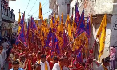 श्याम सखा मंडल के तत्वाधान में फाग महोत्सव के आयोजन के तहत गोविन्दगढ़ कस्बे में निकाली गई बाबा श्याम की प्रथम विशाल रथयात्रा