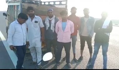 सिरमौर गांव के समीप 5 गायों से भरे टैम्पों को दिल्ली मुंबई एक्सप्रेस हाइवे पर चढ़ते समय ग्रामीणों ने पकड़ा