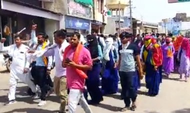 बीएड कालेज प्रशासन पर संत्राको में कम नंबर भेजे जाने का आरोप: छात्र छात्राओं ने कस्बे में रैली निकाल कर किया विरोध प्रदर्शन