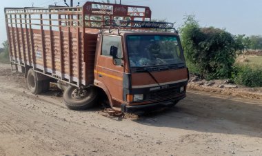 मिट्टी के ढेर से टकराई कैंटरा क्षतिग्रस्त, बाल-बाल बचा चालक