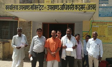 कठूमर राशन डीलर संघर्ष समिति ने विभिन्न समस्याओं को लेकर उपखंड कार्यालय पर सौंपा ज्ञापन