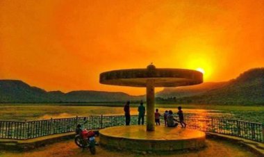 आधुनिकता के युग में पिछड़े युवा: नेटवर्क नहीं आने कि बड़ी समस्या, नहीं हो पाते ऑनलाइन कार्य