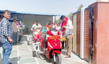 विधायक हुडला ने दिव्यांगो को समाज कल्याण विभाग के माध्यम से निशुल्क स्कूटी की वितरण