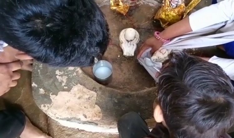 शिव मन्दिर में नन्दी की मूर्ति के दूध पीने की चमत्कारिक घटना के बाद लगी श्रद्धालुओं की भीड़
