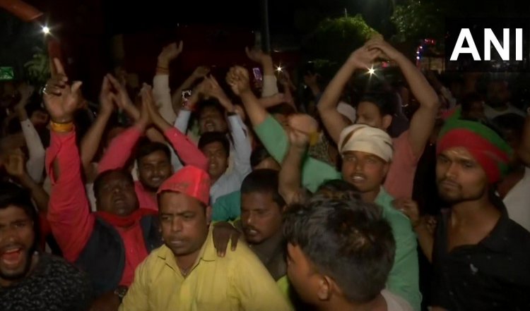 वाराणसी के बाद EVM को लेकर मिर्जापुर में बवाल, सपा कार्यकर्ताओं ने कहा- स्ट्रांग रूम से आ रही बीप की आवाज