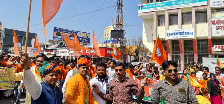 4 राज्यो के चुनाव में मिली ऐतिहासिक जीत पर भाजपा ने आतिशबाजी कर मुंह कराया मीठा, झंडे लहरा कर लगार मोदी योगी के जबरदस्त नारे