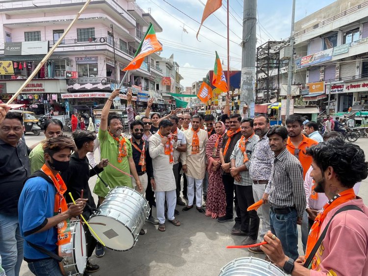 4 राज्यो में भाजपा की प्रचंड जीत पर कार्यकर्ताओं ने मनाया जश्न, कहा -जनता ने मुफ्त खोरी को नकार राष्ट्रवाद को अपनाया