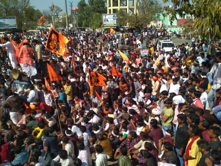 मंदिर खोलने की तीन सूत्रीय मांग को लेकर पैदल मार्च कर कलेक्ट्रेट पहुंचा हिंदू समाज