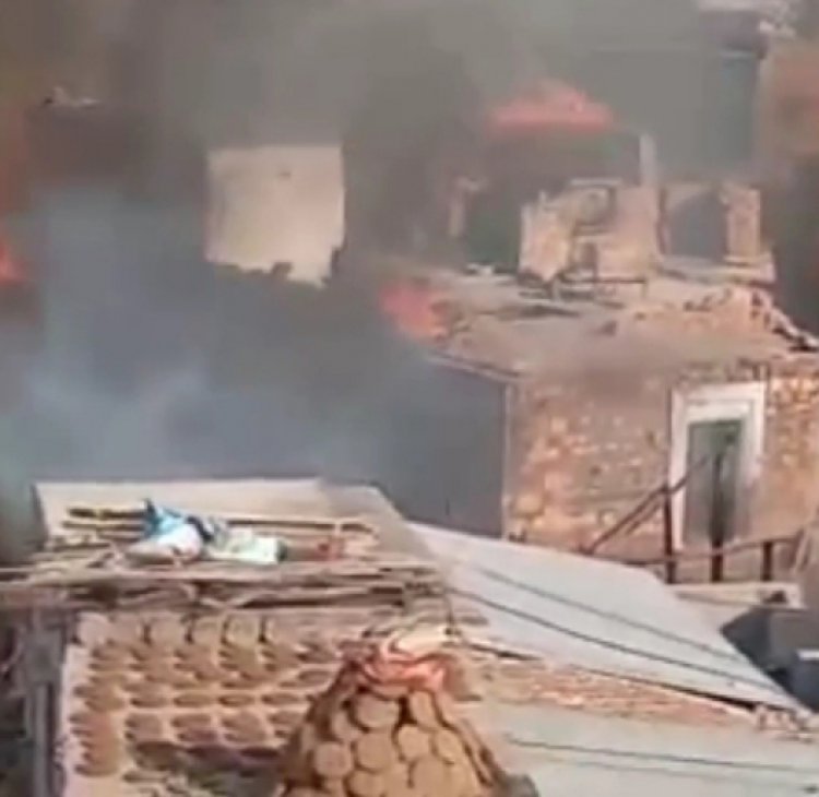 गांव दहगांवा में चार घरों में अचानक लगी आग, मची भगदड़