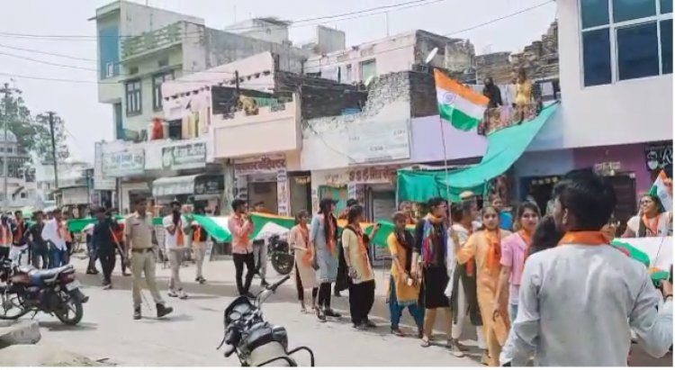 एबीवीपी ने शहीद दिवस पर 75 फ़ीट लंबे तिरंगे के साथ शहीदों की झांकियां सजाकर निकाली रैली