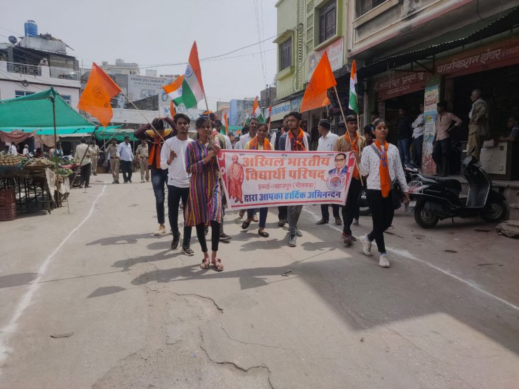 एबीवीपी ने शहीद दिवस पर 75 फ़ीट लंबे तिरंगे के साथ शहीदों की झांकियां सजाकर निकाली रैली