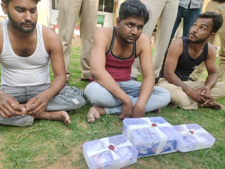 नकली नोटों के गिरोह का राजफाश: तीन आरोपी गिरफ्तार, 325000 रुपये के नोट बरामद
